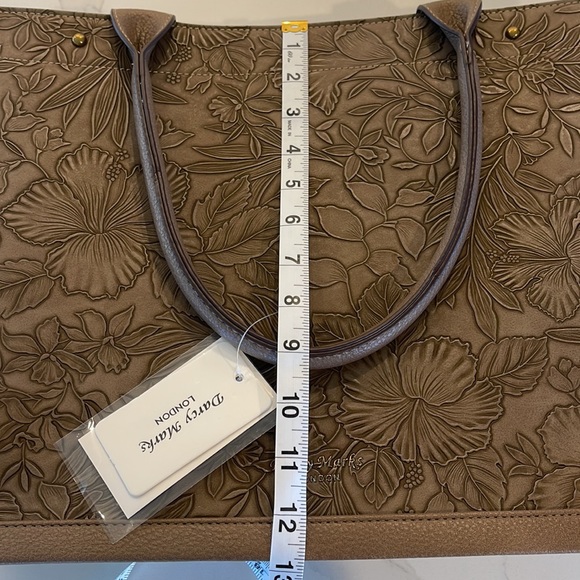 XL DARCY MARKS LONDON TAN LARGE TOTE - Picture 13 of 13
